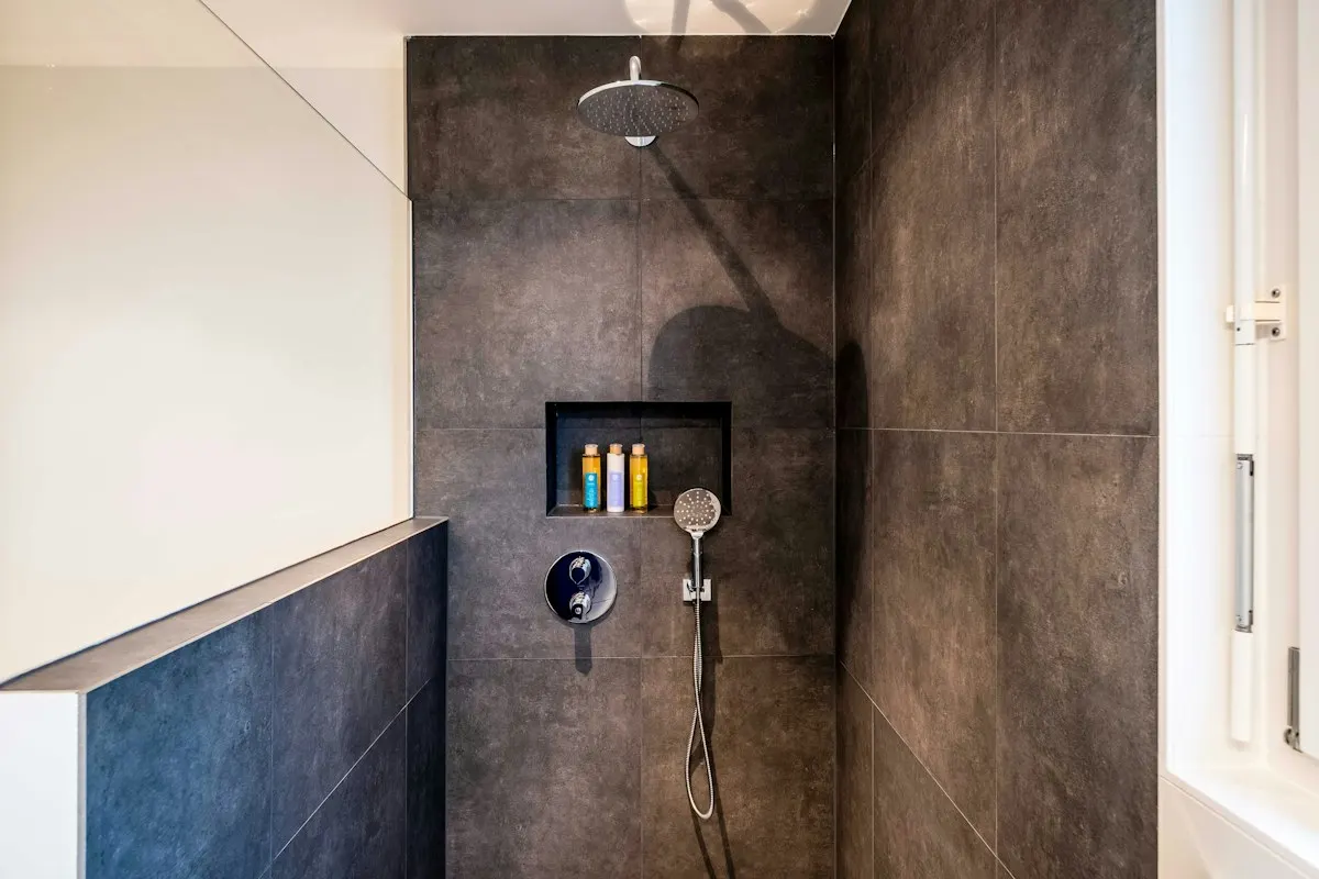 Tiled shower recess with wall-mounted controls